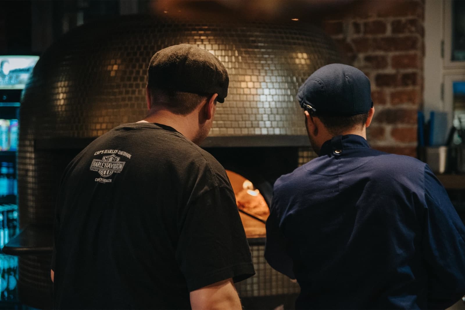 Pizza paistuu Pizzalan puulämmitteisessä uunissa.